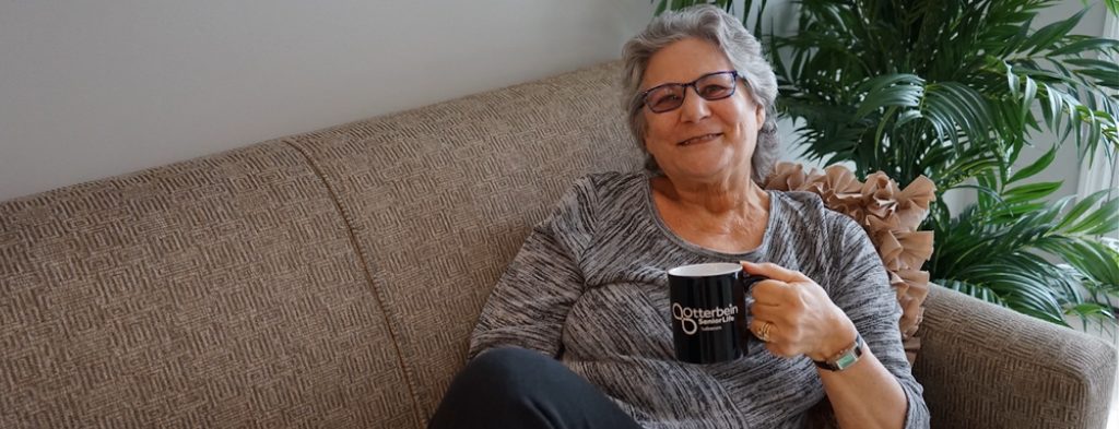 Otterbein resident Linda F. with an Otterbein SeniorLife mug