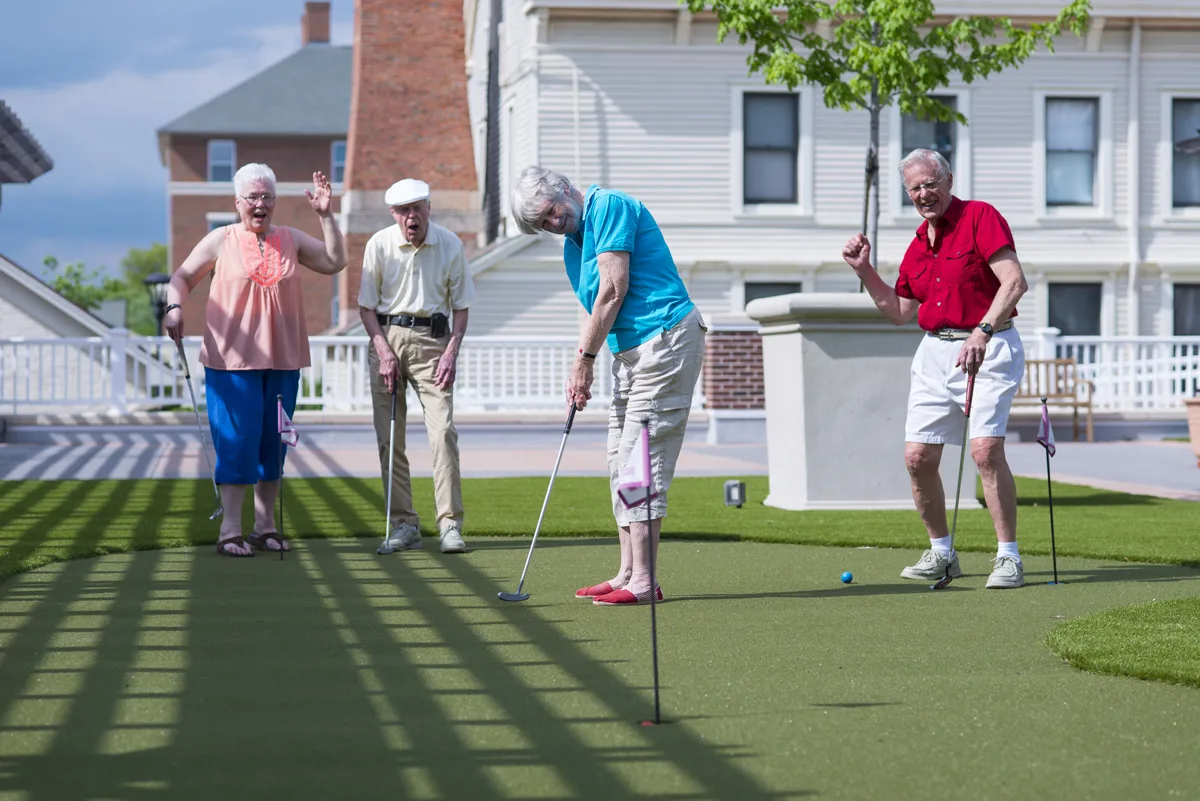 Otterbein Lebanon residents play on the putting green